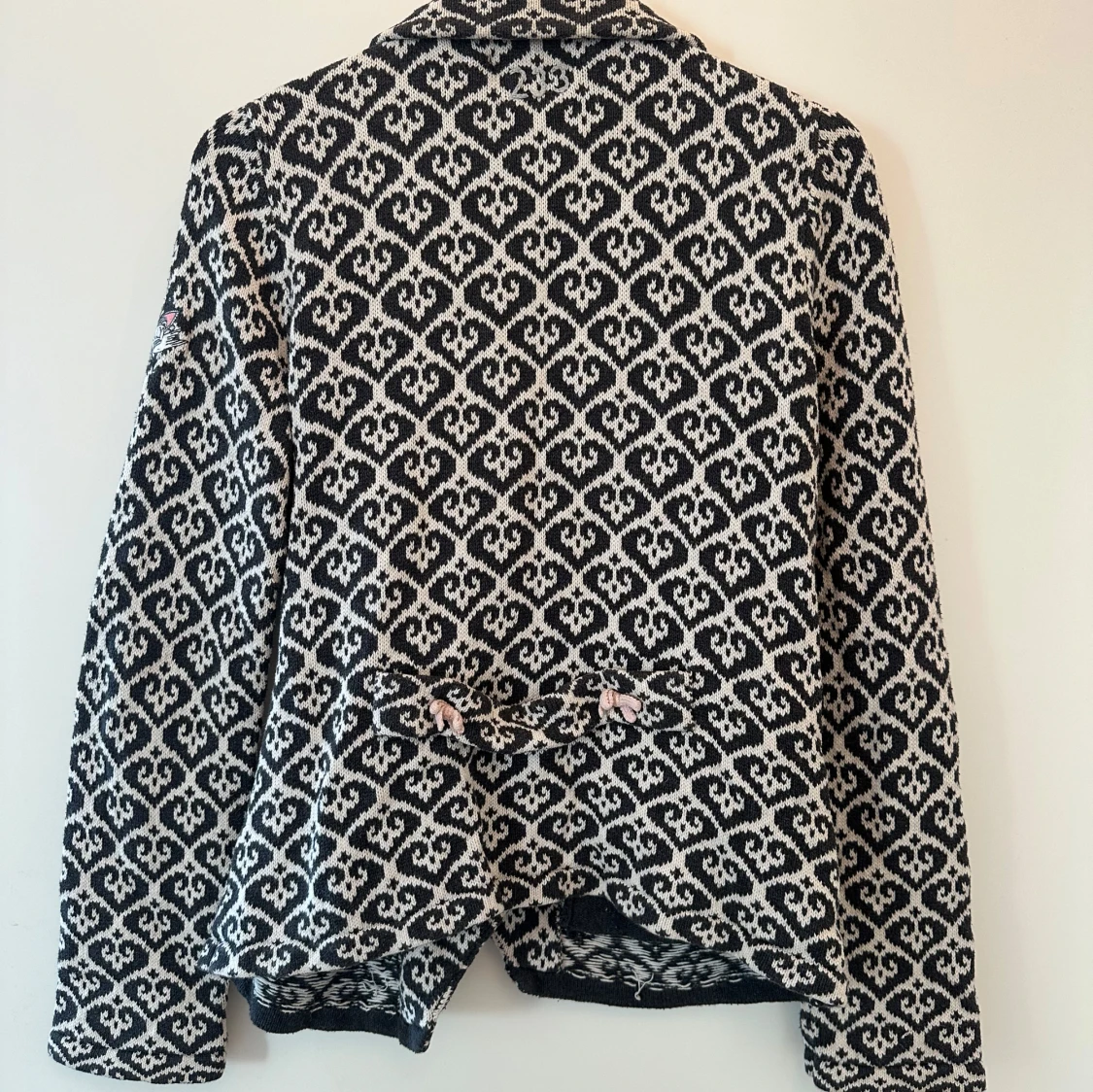 Mönstrad kofta från Odd Molly med rosett - 1