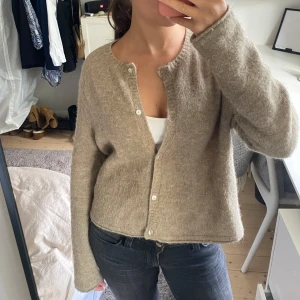Beige stickad kofta - Säljer denna super mjuka kofta från zara då den inte kommer till användning längre! Den är perfekt till hösten och skulle säga att den passar xs-m. Pris går att diskutera vid snabb affär💕