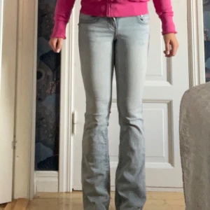Ljusblå bootcut jeans Gina Tricot - Säljer ett par ljusblå bootcut jeans från Gina Tricot, modell Perfect Jeans. Jeansen har klassisk femficksdesign med snygga ficklock bak och detaljerade sömmar. De är tillverkade i mjukt denimtyg och har en riktigt fräsch passform.