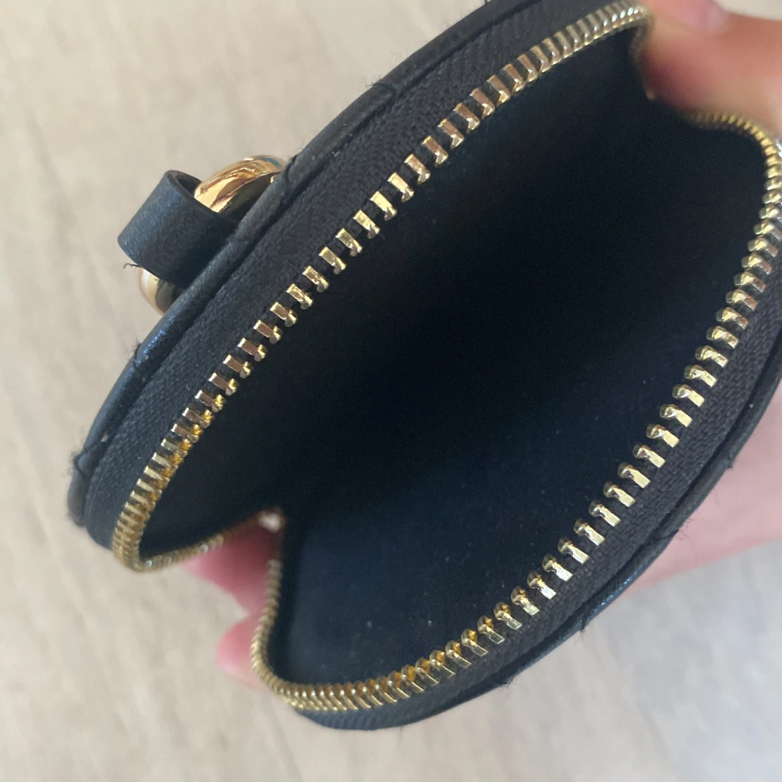 Svart rund plånbok med dragkedja - 1