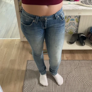 Miss Me skinny jeans med broderi - Säljer dessa jättesnygga skinny miss me jeans, dem sitter som en xs-xxs, då den sitter väldigt tight på mig som normalt har storlek M, men kan även passa S men var beredd på att dom kommer vara tighta i så fall.