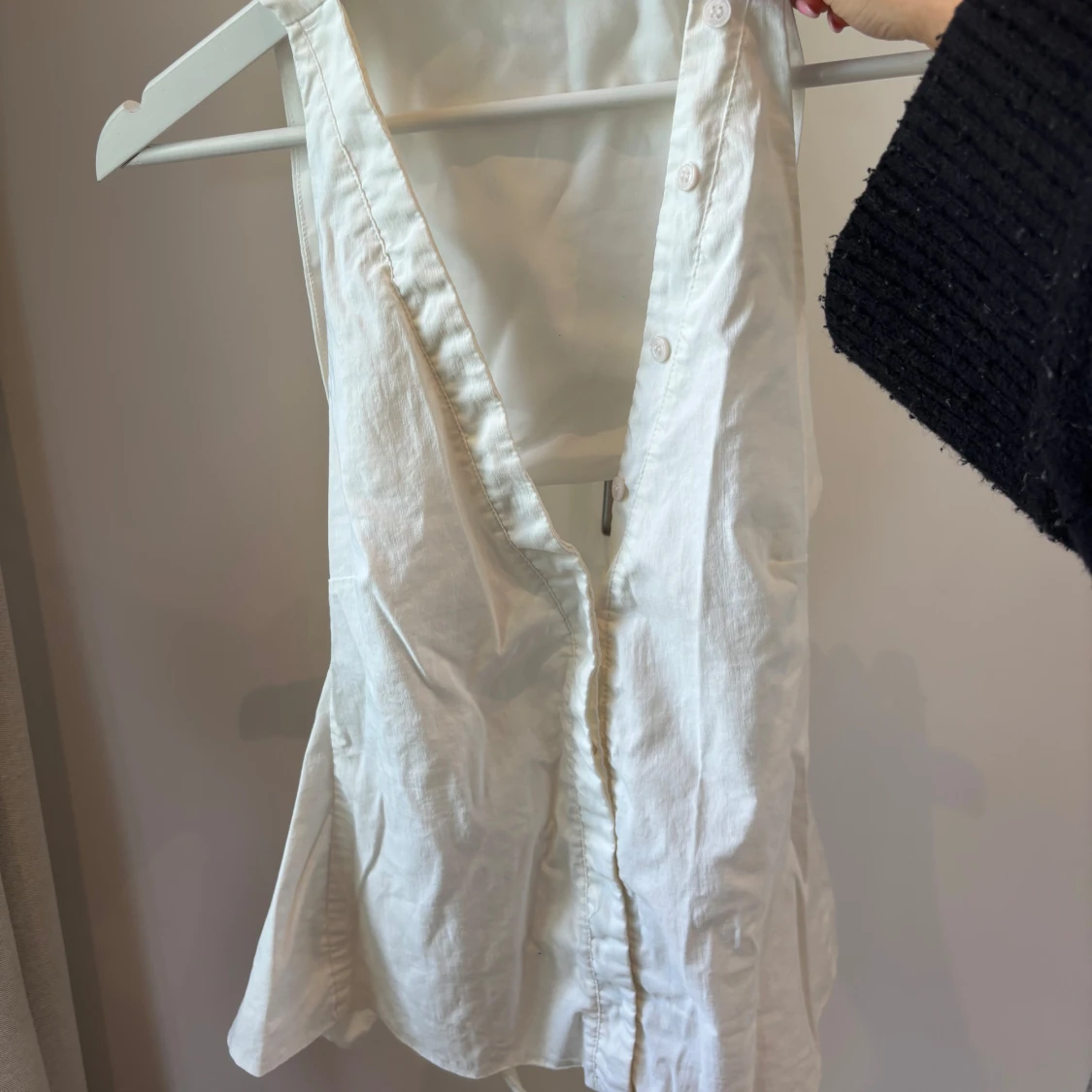 Vit omlott linnetopp med knappar