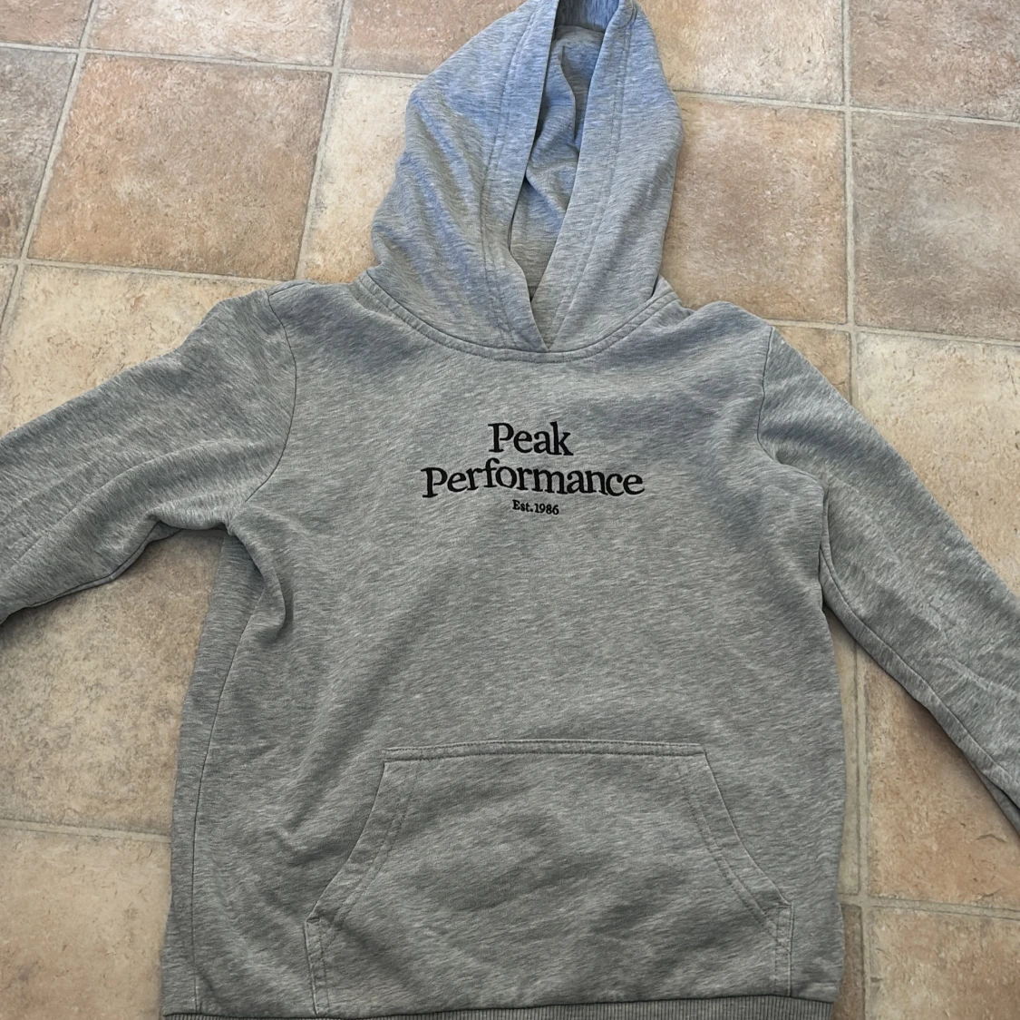 Grå hoodie Peak Performance 