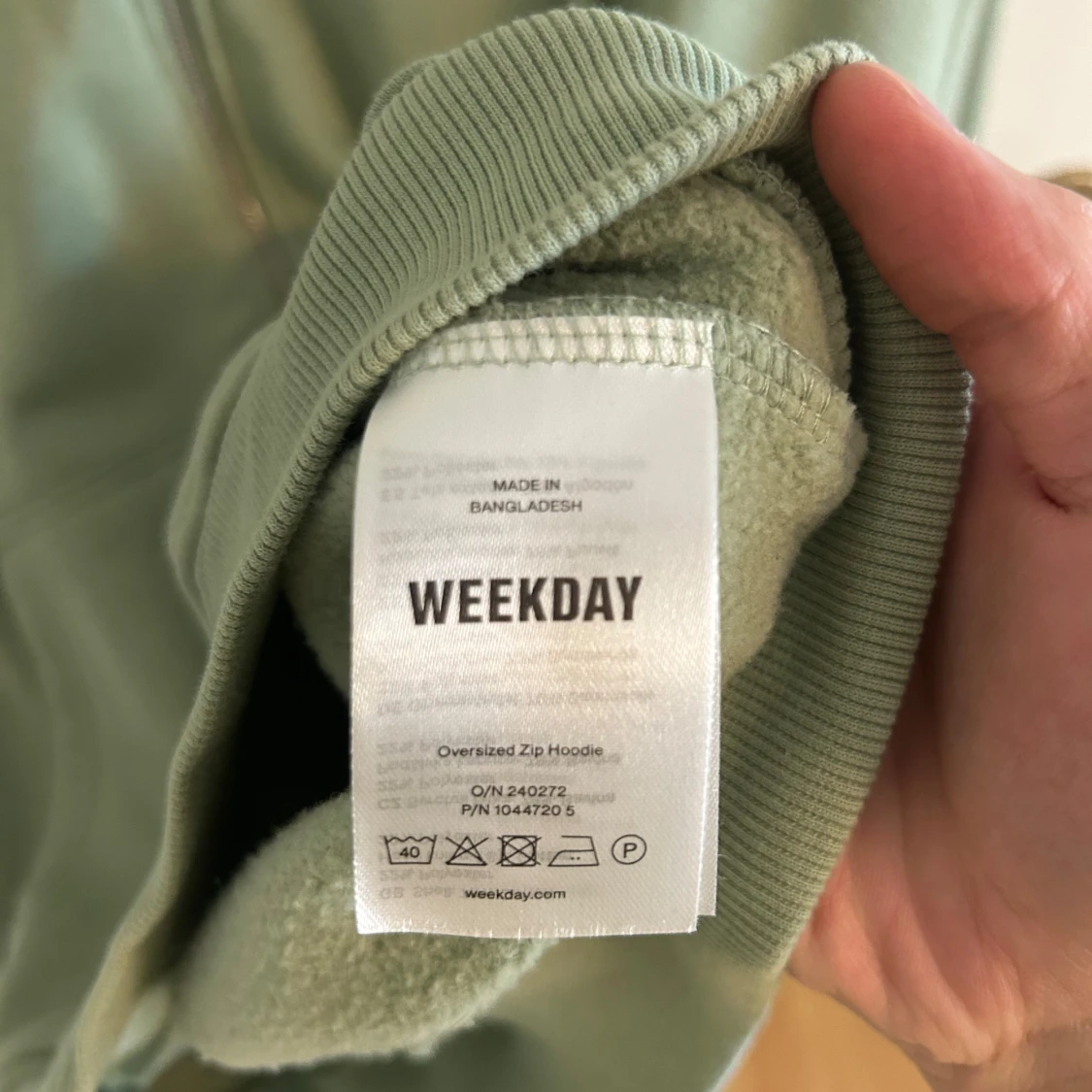 Oversized grön hoodie från Weekday - 3