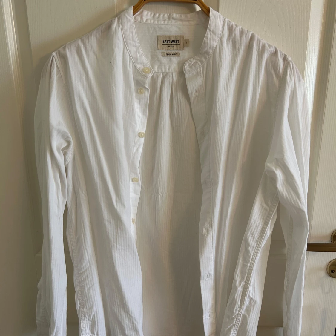 Vit henley-skjorta från East West
