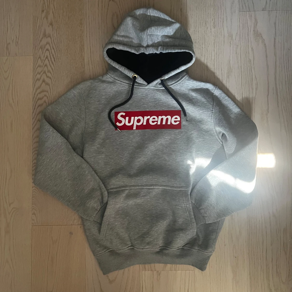 Grå Supreme hoodie med box logo