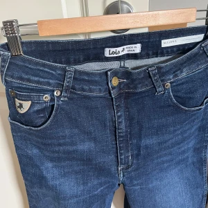 Lois Malena Cropped Straight Jeans W28/L34 - Använda några gånger, tvättade 2 gånger. Mörkblå jeans från Lois, modell Malena Cropped Straight. Klassisk femficksdesign med snygga Lois-loggor på bakfickorna. Jeansen har rak passform och croppad längd, tillverkade i mjukt denimtyg. 