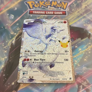 Reshiram (113 Full Art) - Ultra rare och glittrande Reshiram-kort från Pokémon Black and White-serien! Perfekt för samlare och fans som vill ha något unikt i sin kortlek. Holofoil-design och cool artwork gör detta till ett måste för alla Pokémon-entusiaster.