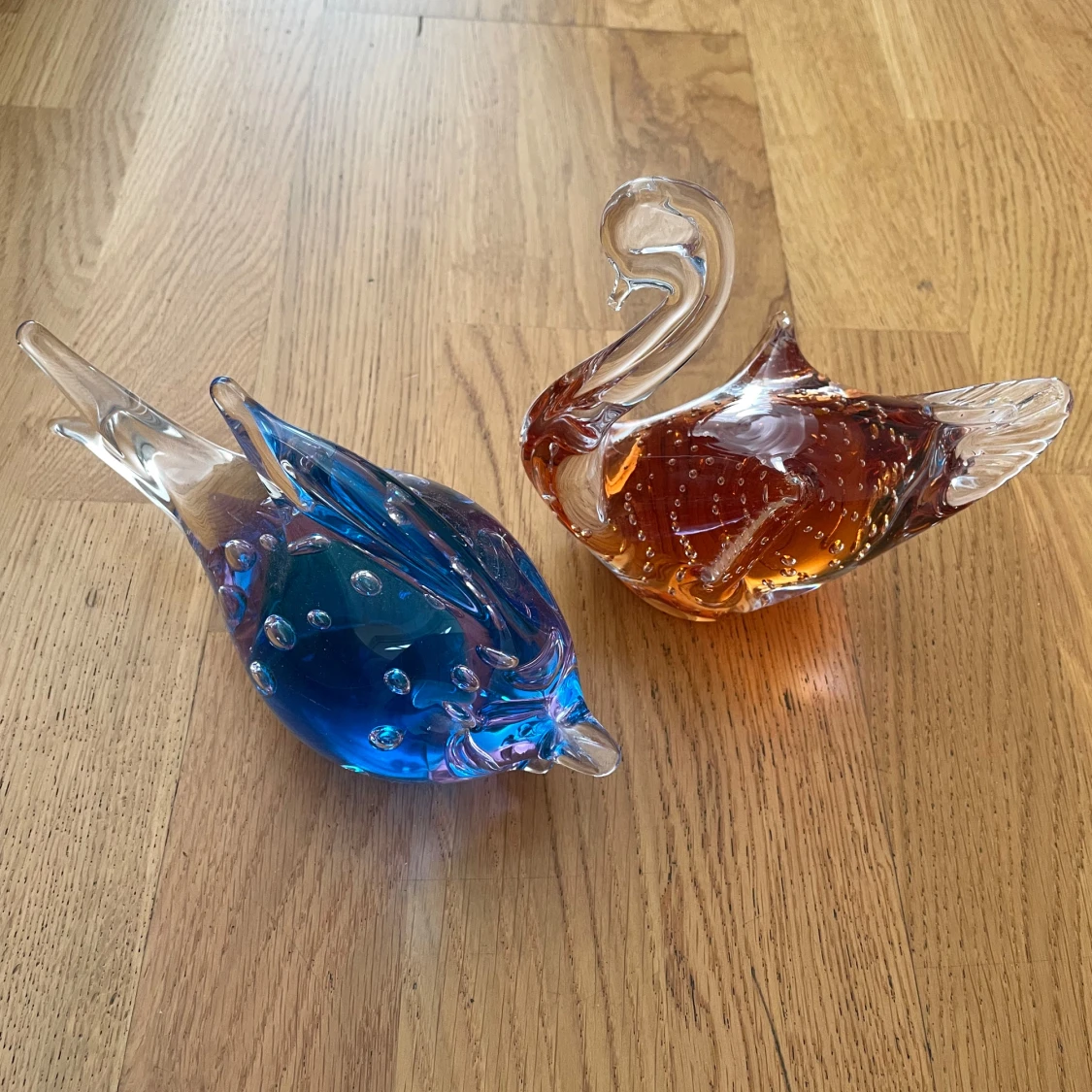 Två färgglada Glasfigurer 