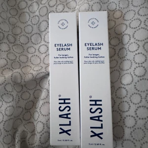 Xlash Eyelash Serum 5ml - Två förpackningar Xlash Eyelash Serum, 5 ml vardera. Ger längre och fylligare fransar. Perfekt för dig som vill boosta dina ögonfransar. Varje flaska innehåller 5 ml serum. Ordinarie pris är 699kr men jag säljer 2st för 1000kr.