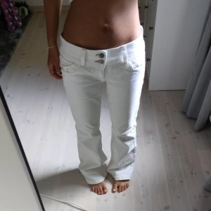 Vita bootcut jeans från Topshop W28 L30 - Säljer ett par vita jeans från Topshop med bootcut-modell och låg midja. Byxorna har klassiska fem fickor, dubbla knappar framtill. Perfekta för dig som gillar en clean och fräsch look. Priset går att diskutera! (Pris sänks mer på vinted eftersom det ej drar priset)