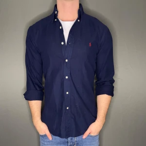 Ralph lauren skjorta - Hej säljer nu min fina Ralph lauren skjorta i storlek S. Den är i bra skick och kommer vara otroligt snygg nu i höst. Nypris cirka 1600kr! Vi kommer att sälja liknande produkter så glöm inte följa profilen!🌊🍾