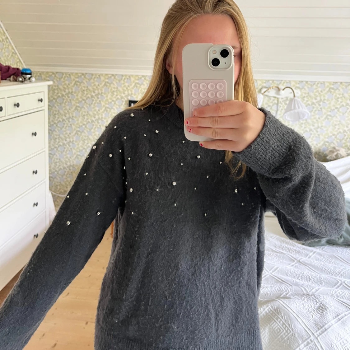 Mörkgrå stickad tröja med pärlor - 2