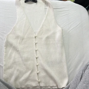 Vit ribbad stickad tröja med knappar - Från vero Moda, storlek L men passar mig som är S 