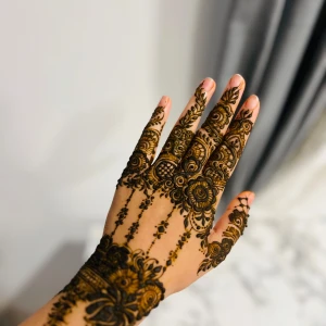 Blommiga henna handskar med detaljer ekologisk henna - Unika handskar målade med henna, täcker hela handen och fingrarna med blommiga och dekorativa mönster i mörkbrun och gulbrun ton. Perfekt för dig som vill sticka ut med ett konstnärligt och traditionellt utseende. Mönstret är noggrant gjort med blommor och slingrande linjer.