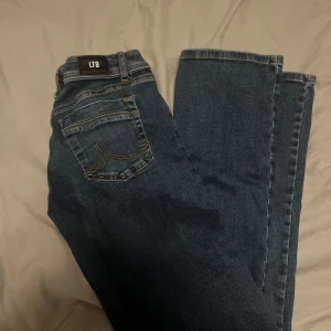 Mörkblå jeans från LTB - Snygga mörkblå jeans från LTB med klassisk femficksdesign. Modellen valerie, knappt använda så i mycket bra skick. Perfekta till sneakers eller boots.