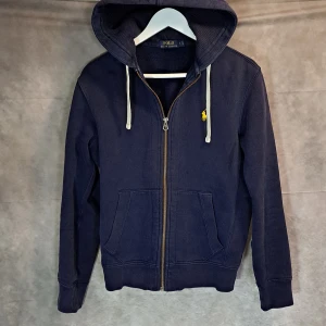Ralph Lauren Zip - Stl S - Mycket fint skick, 8,5/10 lätt urtvättad på vissa ställen | Stl S | Han på bilden är 174cm lång och sitter fint | Hör av dig vid frågor | Mvh Galgen ✌️