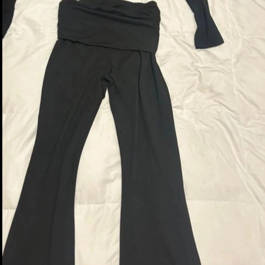 Svart omlottopp med folded flare byxor - 93