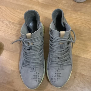 Grå sneakers från ECCO med högt skaft - Säljer grå sneakers från ECCO. Jätte bekväma och bra skick! 