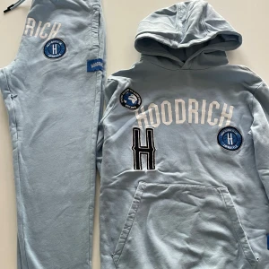 Ljusblå tracksuit Hoodrich  - Ljusblå tracksuit från Hoodrich. byxor i storlek S och hoodie i XS