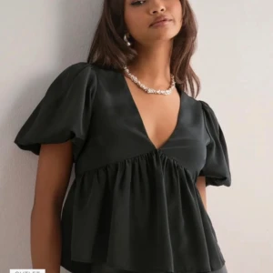 Svart blus med puffärm från Nelly - Supersnygg svart blus från Nelly med djup v-ringning och voluminösa puffärmar. Säljer då den tyvärr är för liten för mig💞