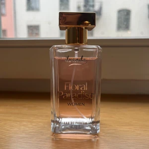 Ivande Floral Paradise Eau de Parfum - Säljer denna fräscha parfymen från Ivande, Floral Paradise. Helt oanvänd! Perfekt för dig som gillar blommiga dofter.