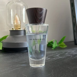 Burberry Touch For Men parfym - Burberry touch for men edt, ungefär 85 ml kvar och luktar riktigt gott. Bra att skriva om ni vill veta mer. räcker ungefär 6-7 timmar på min hud. 