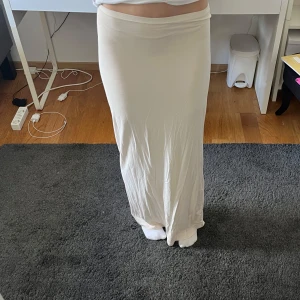 Långkjol - Långkjol från ginatricot, soft touch. Ny med prislapp. Säljer då jag tycker den är för genomskinlig. Nypris 300