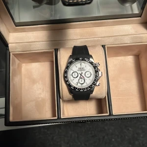 Seiko mod panda  - Snygg Seiko mod panda, 40mm, svart gummiband. Skick 9/10, klockan har tre subdials, silverfärgade detaljer och sportig design. Perfekt för dig som gillar stilrena accessoarer med lite edge. Lås i blankt stål och tydliga markeringar runt boetten.