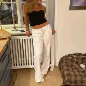 Roxy linnebyxor - Roxy linnebyxor i stl L, uppsprättade längst ner för att passa mig som är 180 cm därav priset!!! OBS inte mina bilder men exakt samma byxa, så det inte blir några missförstånd! Använda en gång, sitter precis lagom på mig som är s/m, resår i midjan och snöre❤️