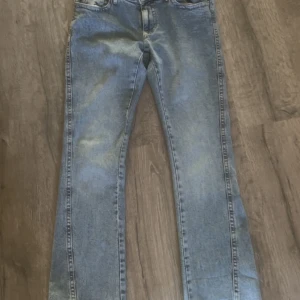 Perfekt ljusblå bootcut jeans stl 38 - Snygga ljusblå bootcut jeans från Gina tricot i storlek 38. Jeansen har coola broderade bakfickor. Normal i storlek. Använda en gång☺️