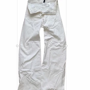 Vita jeans! - Vita baggy jeans från H&M💕 Aldrig använda! Högmidjade, passar strl 36 98% bomull 