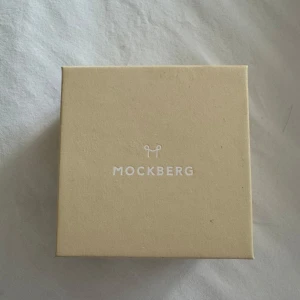 Mockberg silverfärgad rektangulär klocka - Stilren klocka från Mockberg med rektangulärt ur i silverfärg och vit urtavla med romerska siffror. Länkarmband i metall och klassisk design. Extra länkar medföljer så du kan justera storleken enkelt.