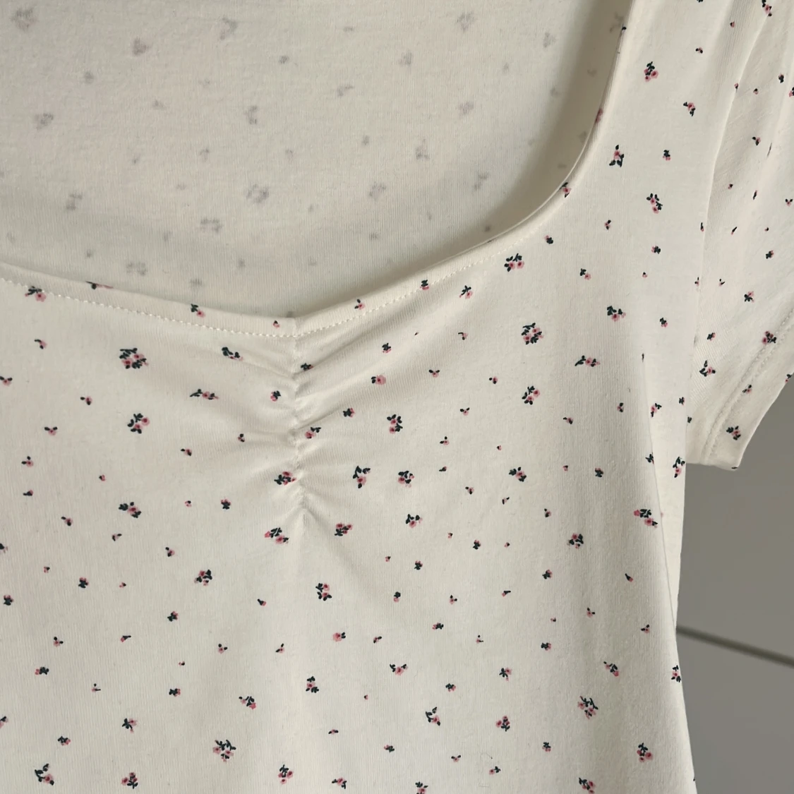 Vit blommig topp från Gina Tricot - 2