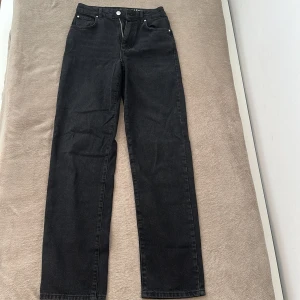 Svarta 90s straight jeans Bik Bok - Säljer ett par svarta 90s straight jeans från Bik Bok, Never Denim. De har rak passform, hög midja och skitsnygg passform! Jeansen är i 100% bomull och har dragkedja framtill. Perfekta för en clean och tidlös look. Är endast använda 2-3, men  inga slitningar. Ord pris. 599kr 