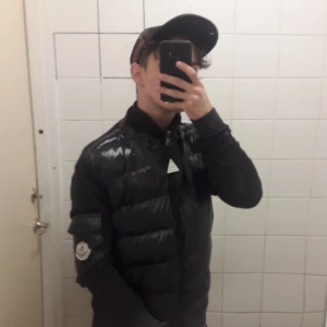 Moncler cardigan - Här har vi en skönt Gjord av mig moncler cardigan den är köpt från början men ändras på stolen 3 men passar bara xs och S möjligtvis M, de går att ta av huvan och den kommer med moncler lappar tags o sånt, ni kommer inte ångra er!!! Lite lim aksidenter men lugnt den ser skit Nice ut och är jätte skön! Tveka inte att ge prisförslag❗❗❗