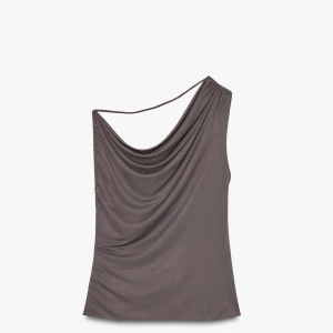 Brun oneshoulder topp med drapering - Snygg brun topp med oneshoulder-design🤎🤎Prislappen sitter kvar!!