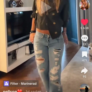 Ljusblå slitna jeans med hål - Säljer ett par ljusblå jeans med rejält slitna detaljer och stora hål på benen. Byxorna har låg midja och en loose, rak passform som ger en avslappnad vibe. Perfekta för dig som gillar en edgy streetstil och vill sticka ut. Säljer då dom inte passade, de är helt nya o lappen sitter kvar🫶köpta för 599