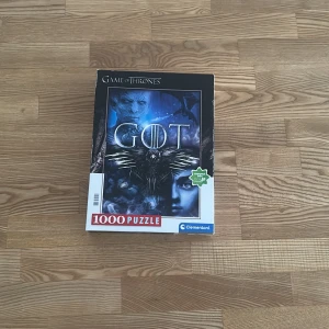Game of Thrones (GOT) 1000 Puzzle - Ett episkt 1000-bitars Game of Thrones-pussel med mörka, mystiska motiv från den populära fantasyvärlden. Perfekt för dig som älskar utmaningar och vill fördjupa dig i GOT-universumet på ett kreativt sätt.