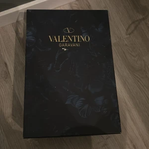 Valentino Garavani Rockrunner sneakers - Snygga Valentino Garavani Rockrunner sneakers i mörkblått och svart med röda detaljer på hälen. Skorna har coolt kamouflagemönster, svarta skosnören och beige sula. Lyxig känsla med exklusiv design och ikoniska detaljer. Perfekta för dig som vill sticka ut. Såklart äkta . Dom är storlek 38:5 men passar upp till 39,5 