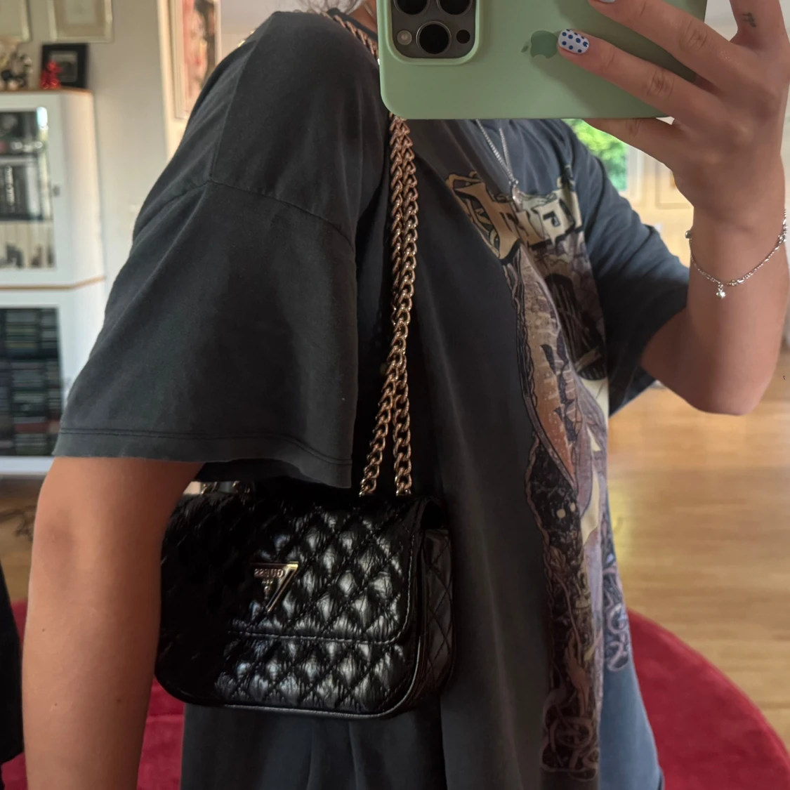 Svart quiltad axelväska från Guess - 1