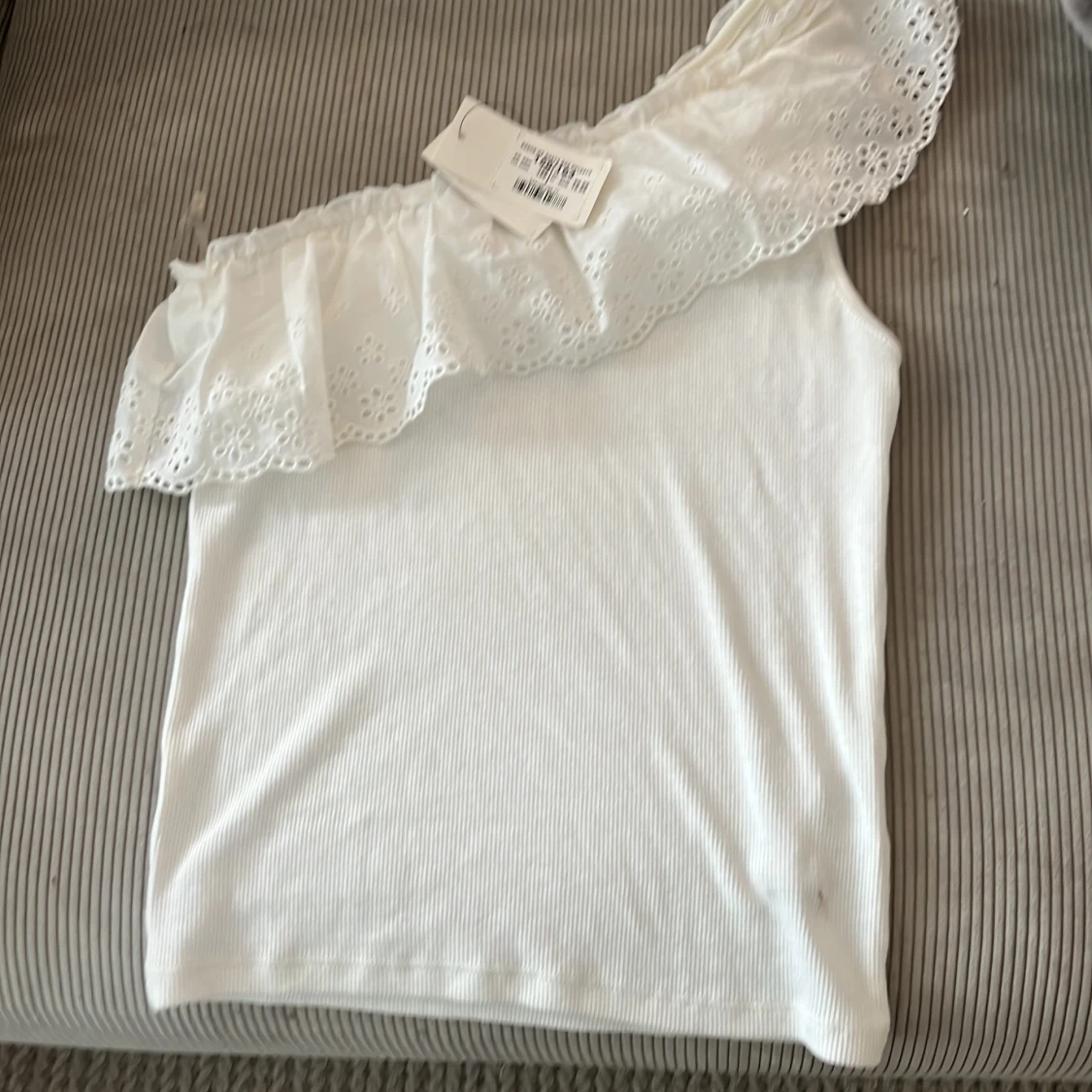 Vit offshoulder topp med volang från Kappahl