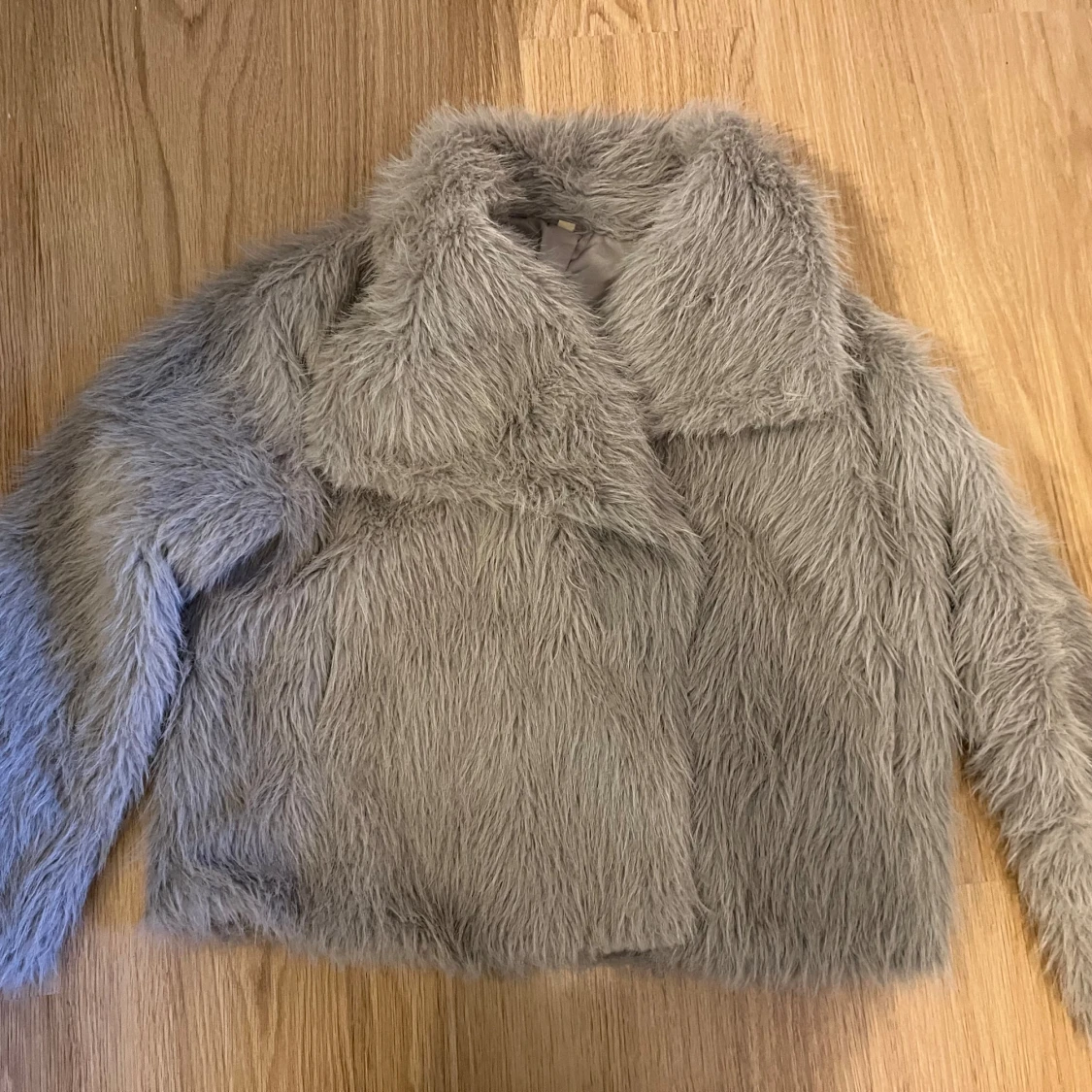 Grå fuskpälsjacka med stor krage - 1