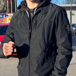 Stone Island jacka - Snygg navy jacka från Stone Island med klassisk patch på ärmen. Storlek L men passar mig som ofta har s-m på kläder och jackor. Skriv för fler bilder.