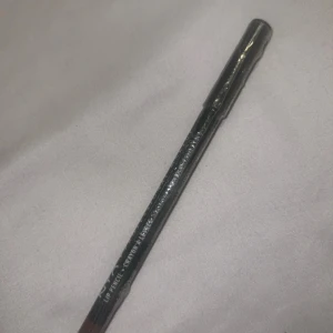 NYX läppenna i mörkröd nyans och i Cocoa - Säljer två läppennor från NYX i en snygg mörkröd färg och mörk brun. Pennan har en klassisk smal form med lock och är perfekt för att definiera och fylla i läpparna. Färgen är djup och passar dig som gillar att göra ett statement med din makeup.