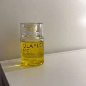 Olaplex No.7 Bonding Oil 30ml - Olaplex No.7 Bonding Oil är en gul, lätt hårolja i en genomskinlig plastflaska med skruvlock. Oljan är framtagen för att ge glans, minska friss och skydda håret mot värme. Perfekt för att boosta hårets lyster och styrka.