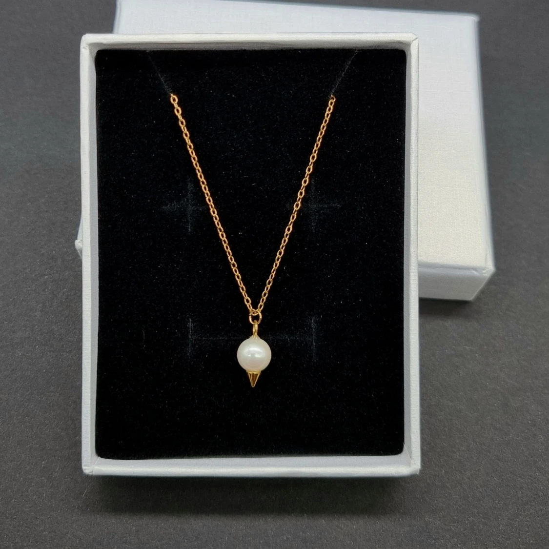 Guldhalsband med pärlhänge