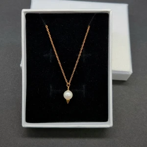 Guldhalsband med pärlhänge - Stilrent halsband. Material-rostfritt stål  och havets pärla