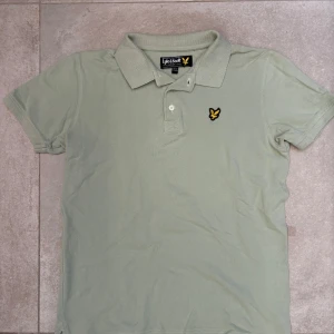 Ljusgrön pikétröja från Lyle & Scott - Ljusgrön pikétröja från Lyle & Scott. 100% bomulll. 