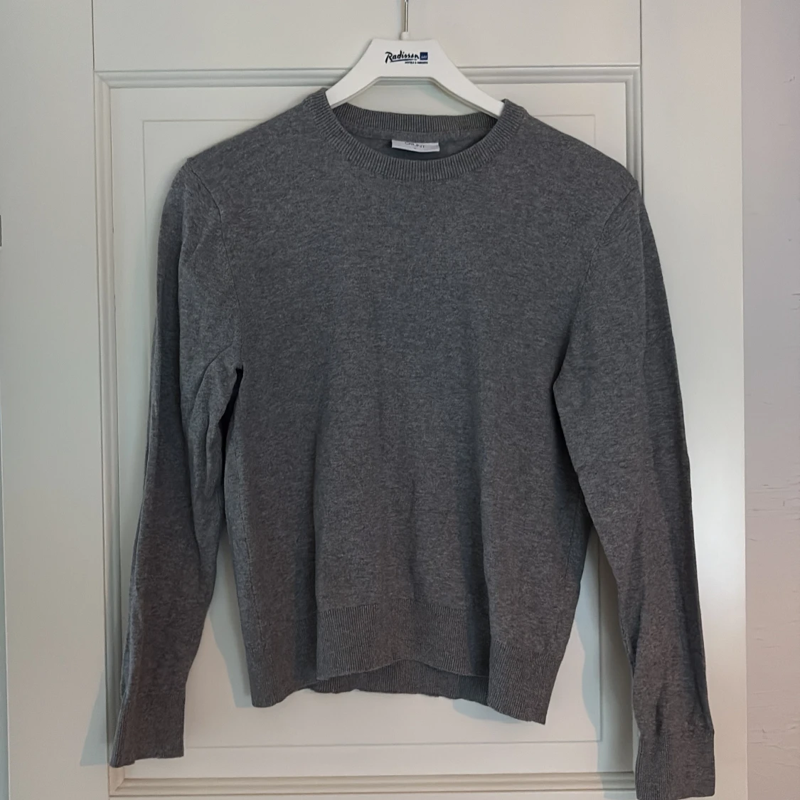 Grå stickad tröja med rund hals Grunt